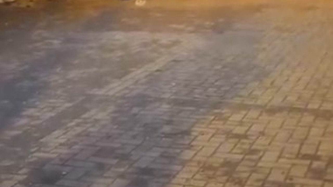 Sokak ortasında iki genç çakıyla birbirini yaraladı
