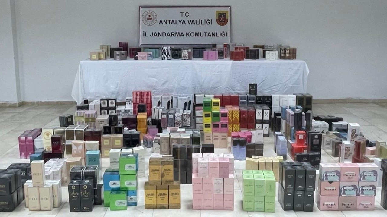 Antalya’da jandarmadan kaçak parfüm operasyonu
