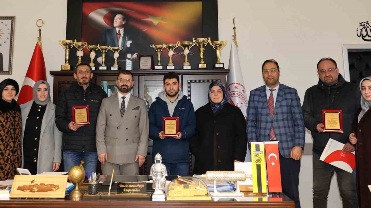 Kanser taramalarında başarı gösteren sağlık çalışanlarına plaket verildi
