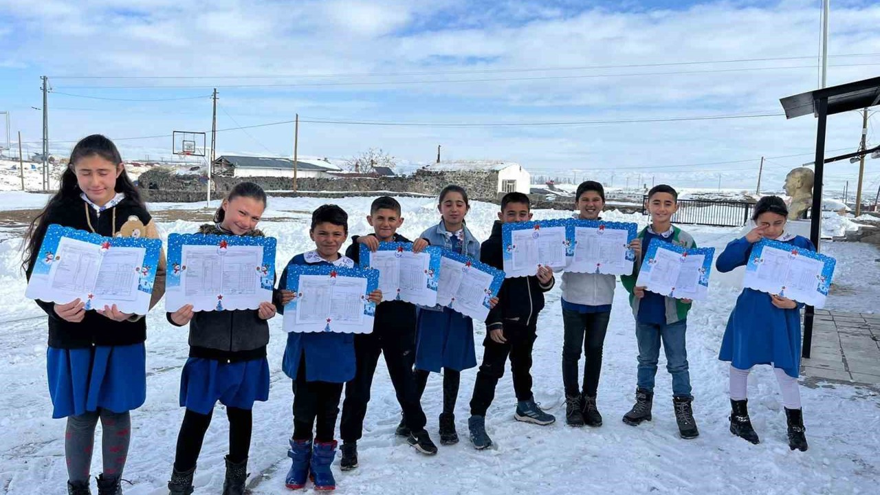 Akyaka’da köy okulunda öğrenciler karnelerini aldı

