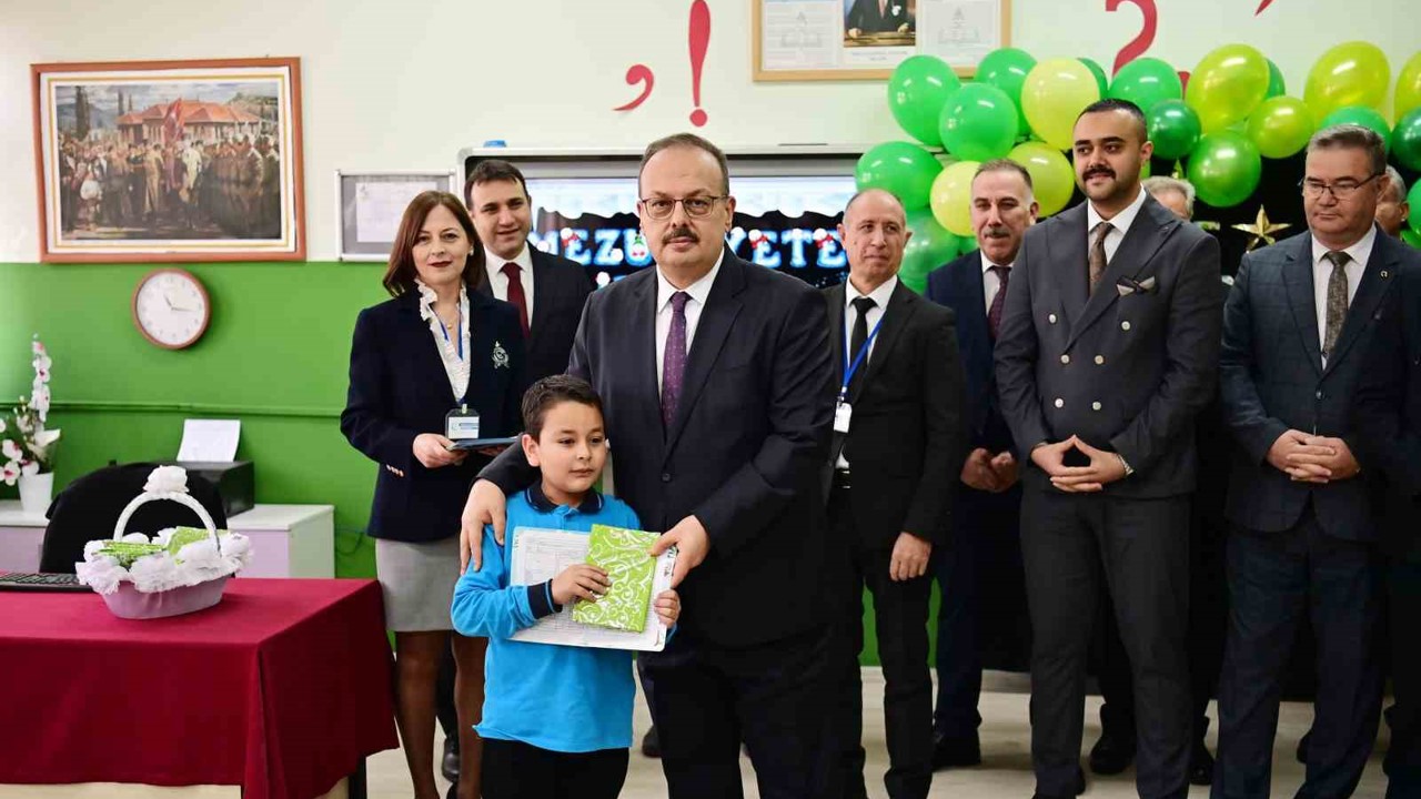 Öğrencilerin karnelerini Vali Canbolat verdi
