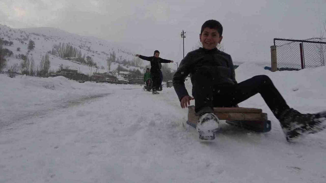 Hasköy’de çocuklar karın keyfini kayarak çıkardı
