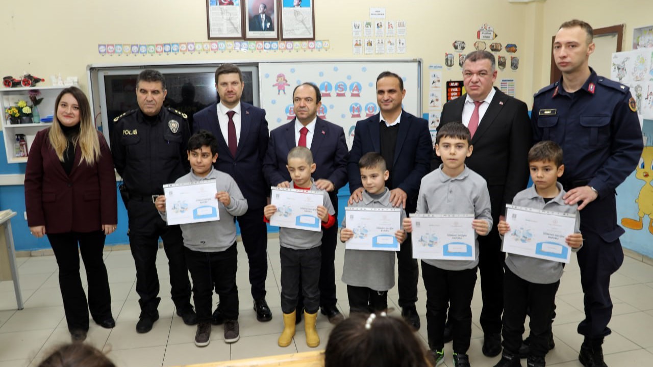 Karneler alındı, tatil zili çaldı: Karasu’da 12 bin öğrenci karne sevinci yaşadı
