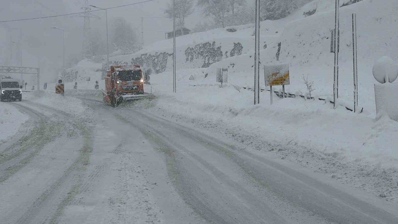 Hopa-Borçka karayolunda kar ve tipi ulaşımı güçleştiriyor
