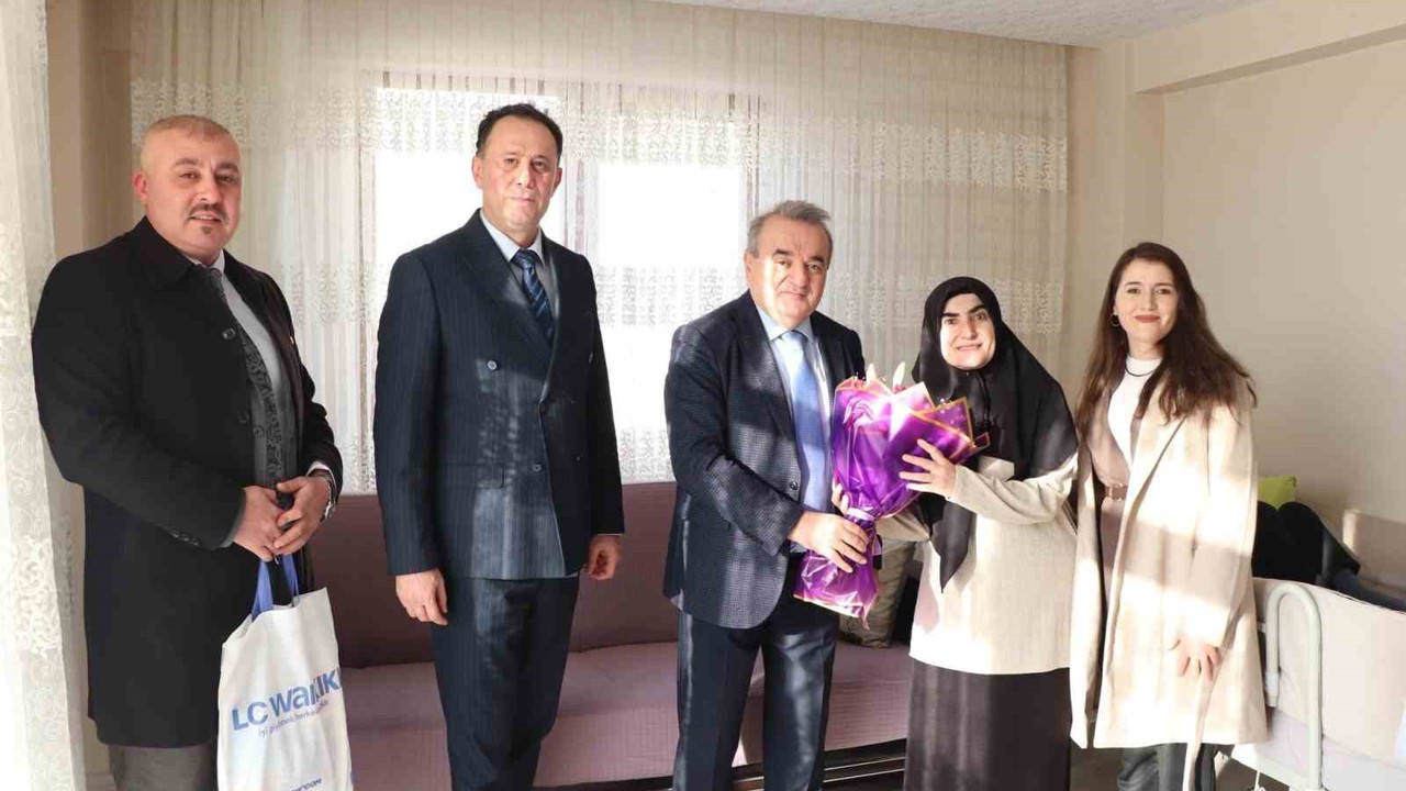 Bilecik’te evde eğitim öğrencisine karne sevinci
