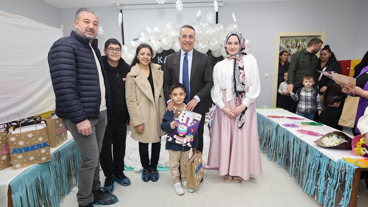 Başkan Dursun çocukların karne heyecanını paylaştı
