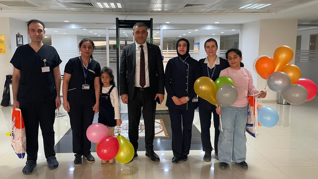 Hastanede yatan çocuklar, karne heyecanı yaşadı
