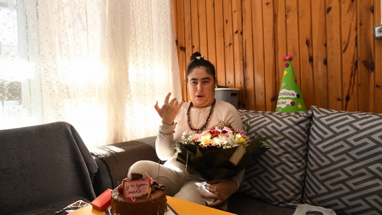 Engelli gencin yüzünü güldüren doğum günü sürprizi
