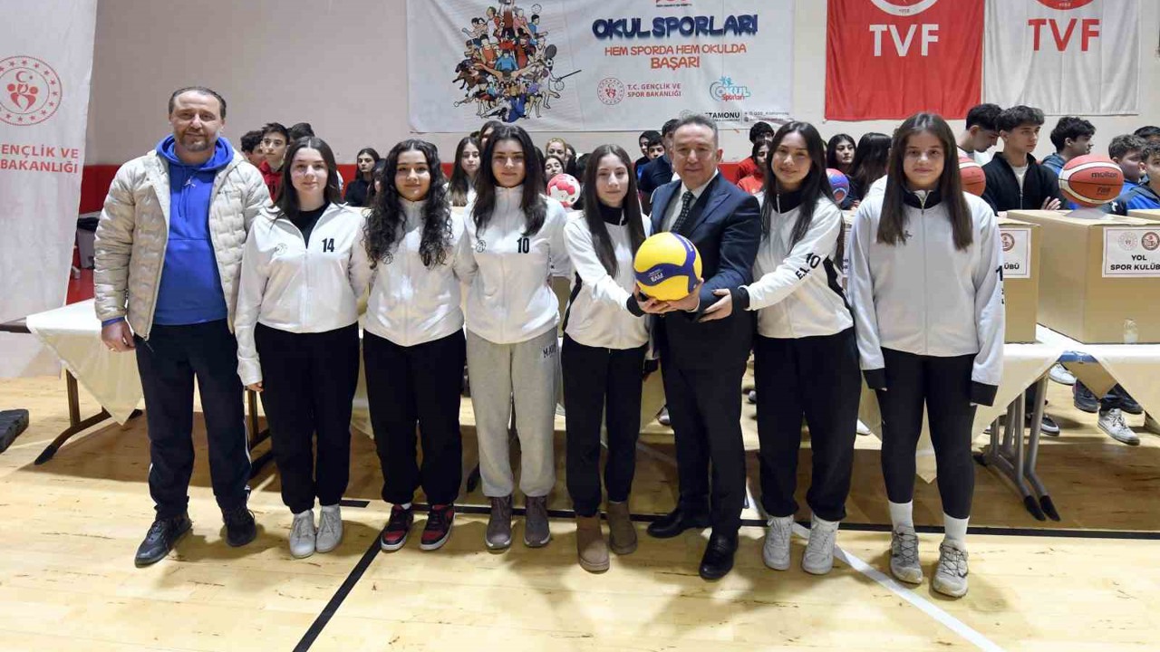 Kastamonu’da spor kulüpleri ve okullara 7 milyon TL değerinde malzeme desteği
