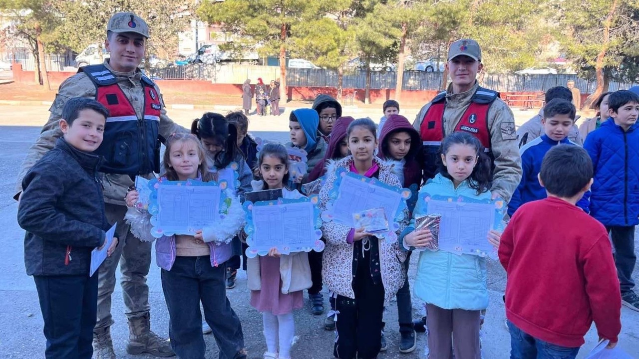 Jandarma, öğrencilerin karne heyecanına ortak oldu
