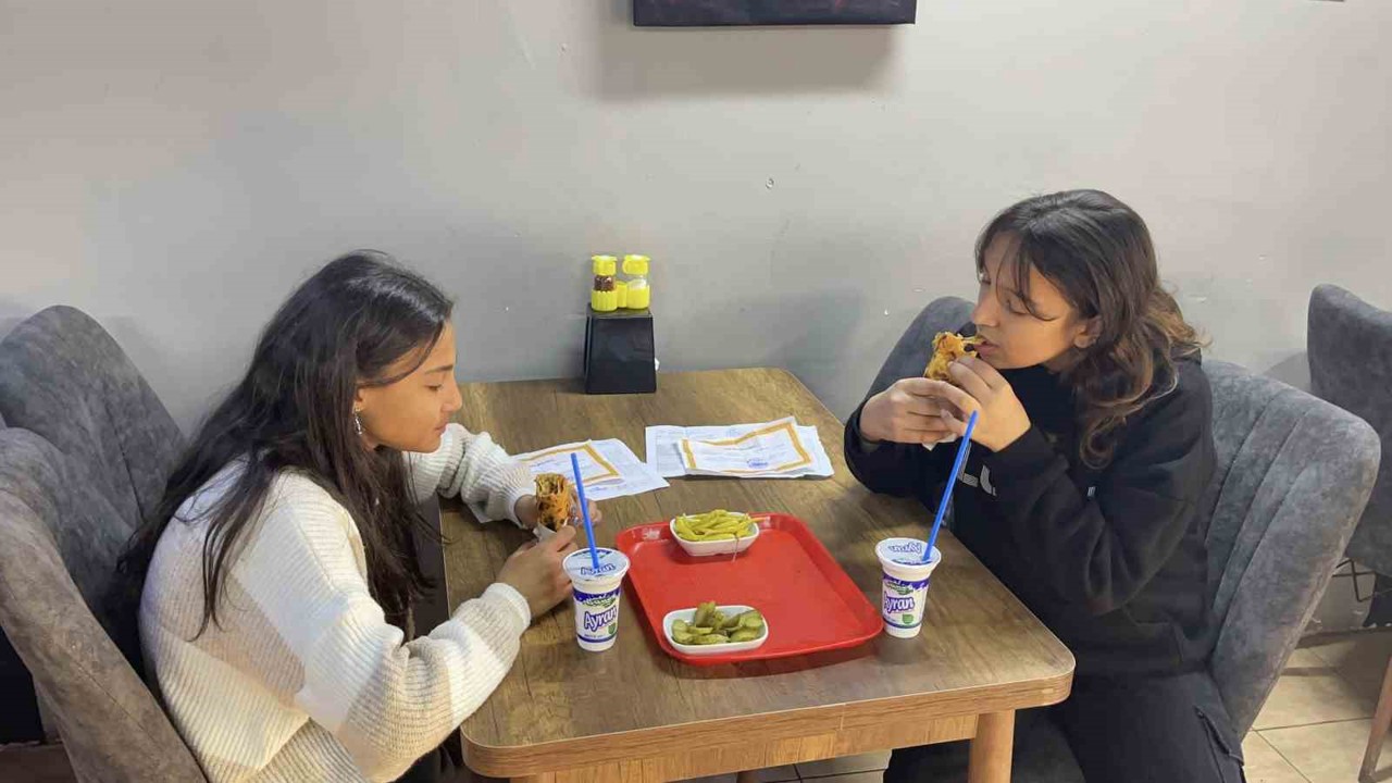 Takdir belgesi alan öğrencilere ücretsiz döner sürprizi
