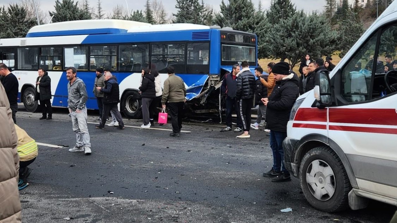 Ankara’da durakta bekleyen EGO otobüsüne otomobil çarptı: 1’i ağır 4 yaralı
