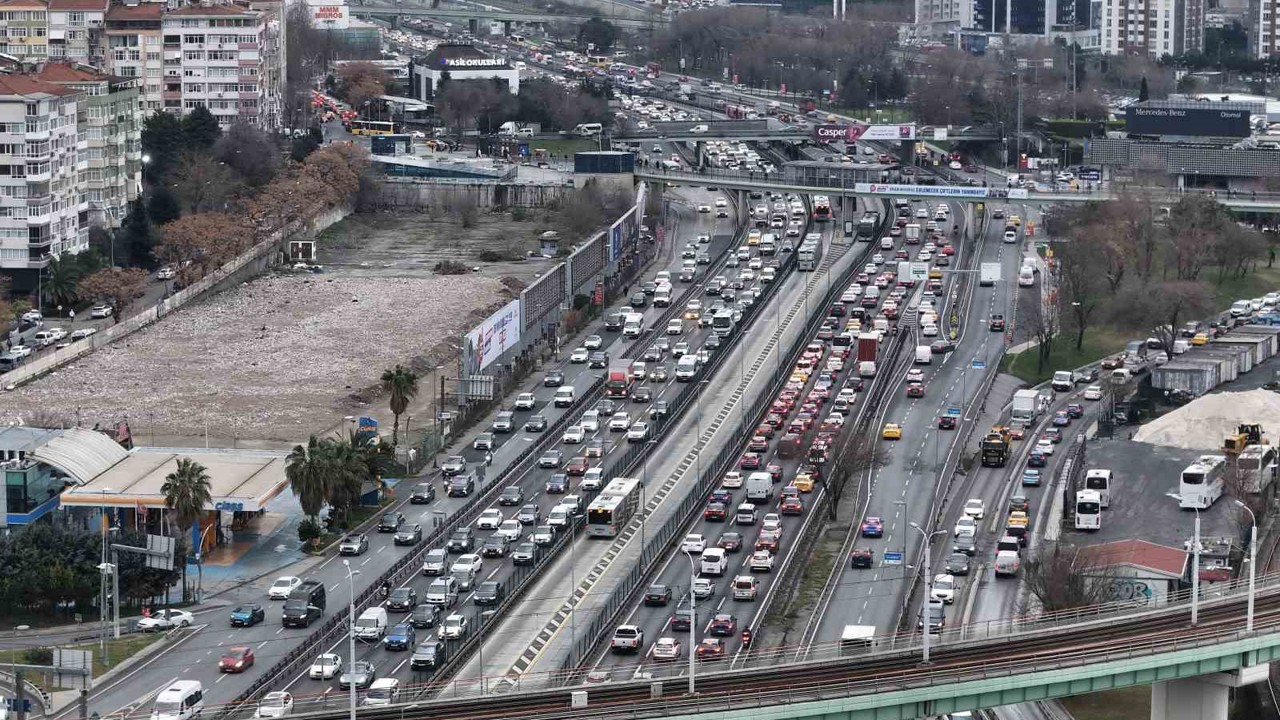 İstanbul’da ara tatilin başlamasıyla trafik yoğunluğu yüzde 85’e ulaştı
