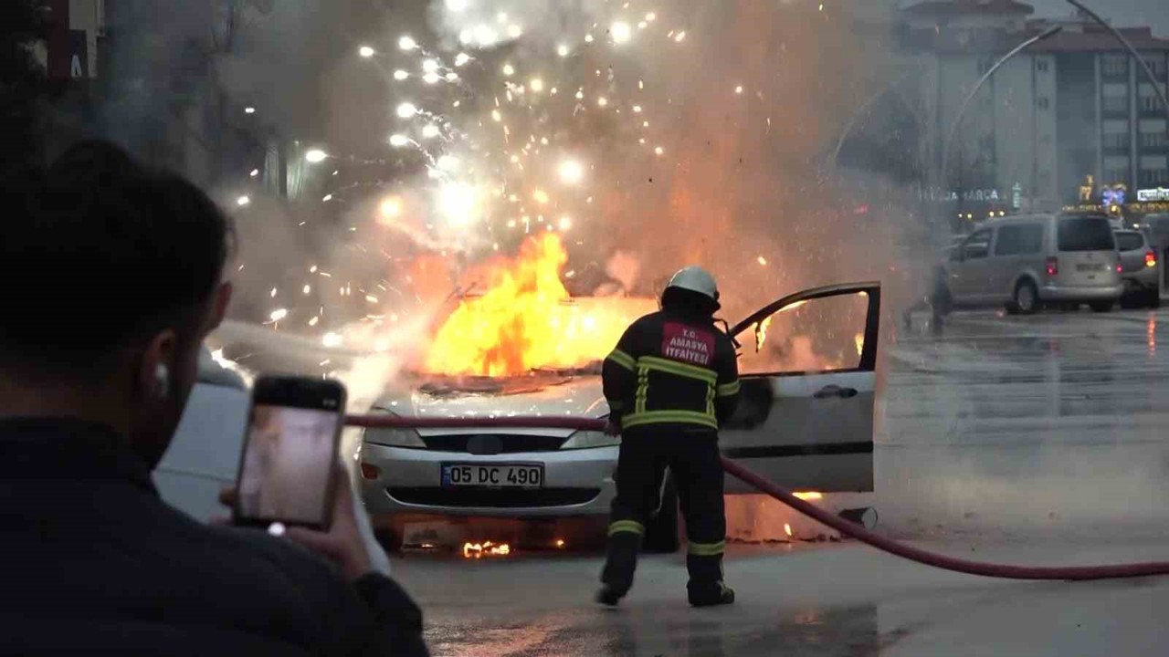 Amasya’da otomobil alev alev yandı, patlamalar korkuttu
