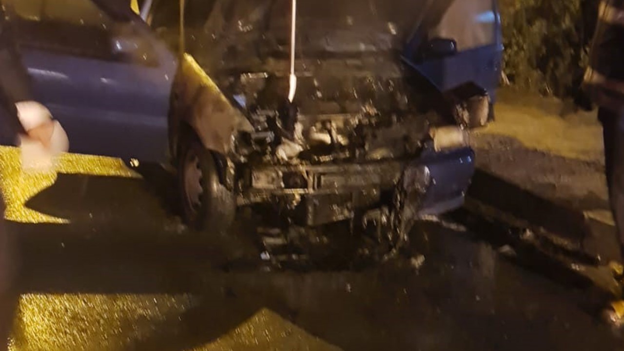 Batman’da park halindeyken yanan otomobil kullanılamaz hale geldi
