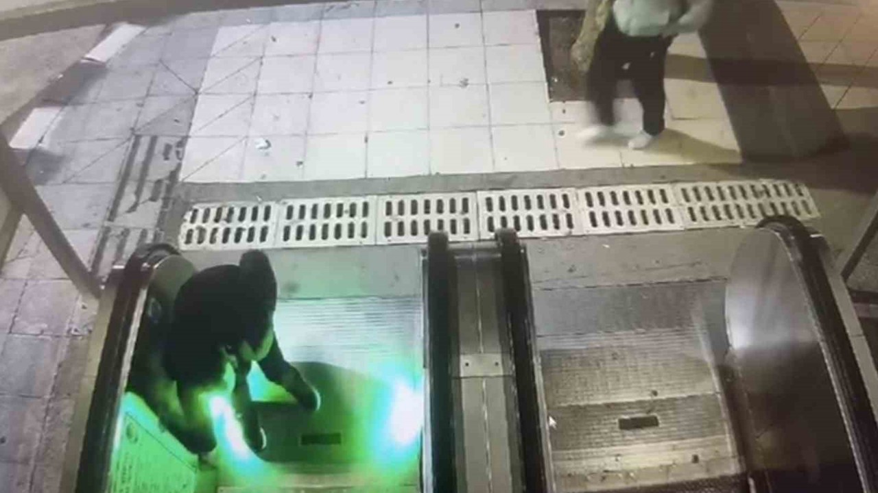 Şehir magandaları kamerada: Yürüyen merdiveni durdurup kaçtılar

