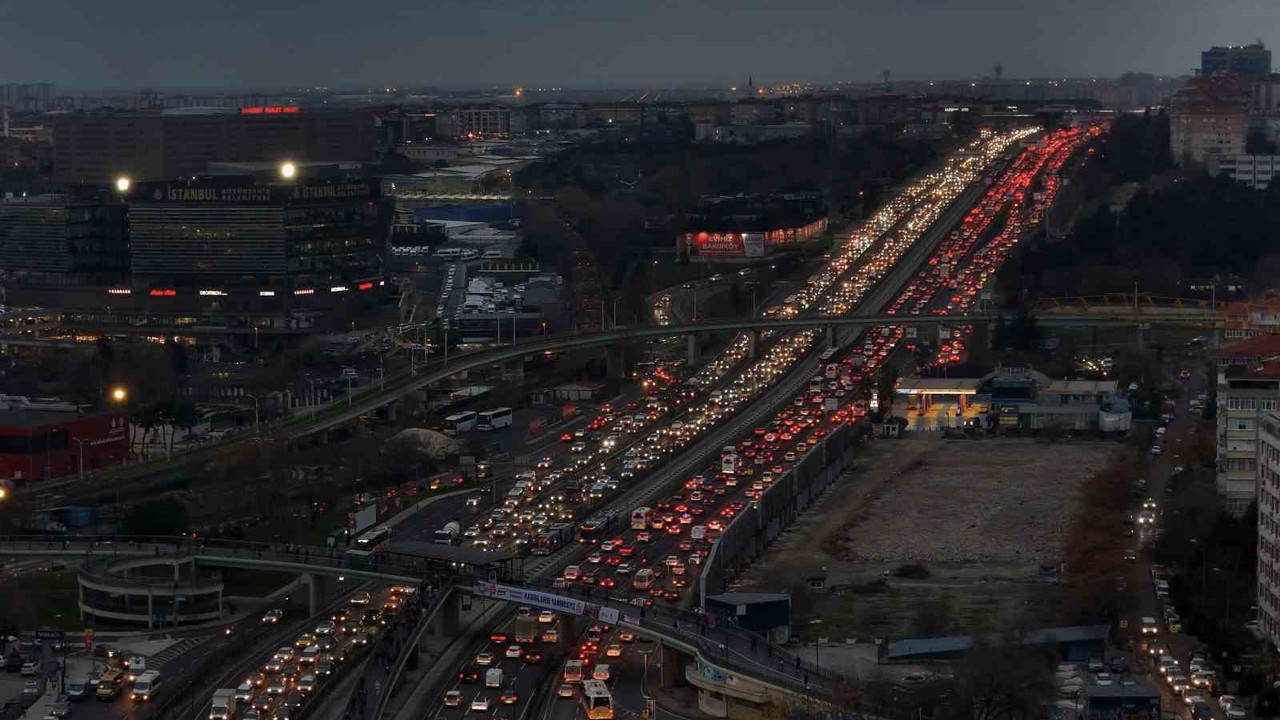 İstanbul’da yüzde 90’a varan trafik havadan görüntülendi
