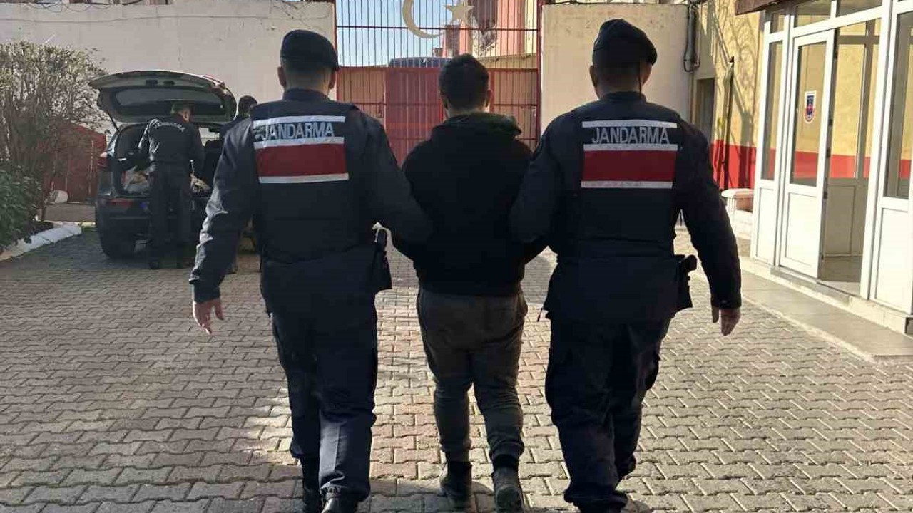 Aranan şahıslar jandarmadan kaçamadı
