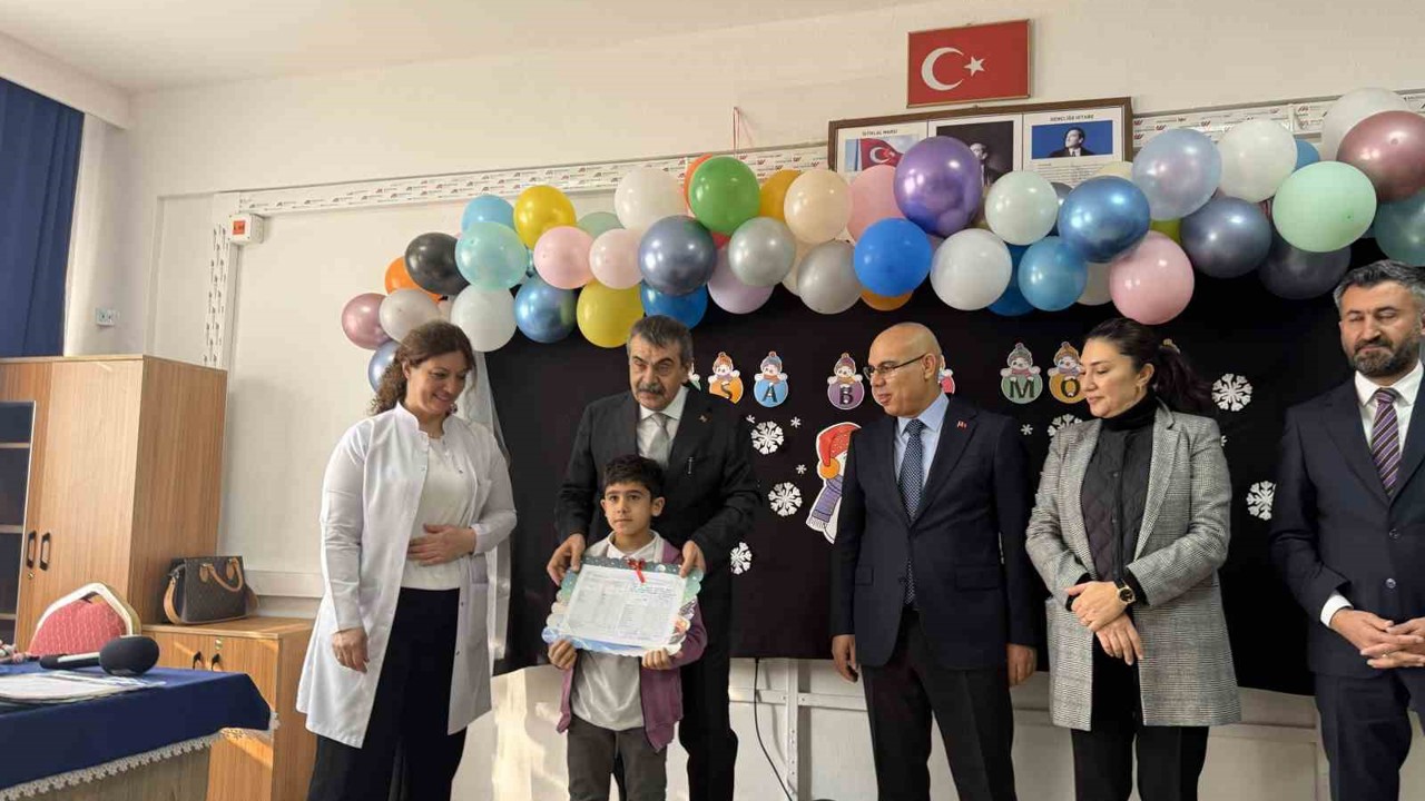 Bakan Tekin, Ağrı’da öğrencilerin karne heyecanına ortak oldu
