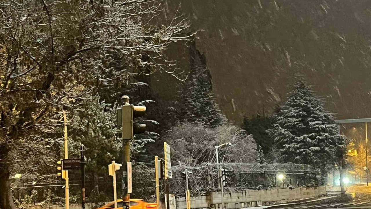 Ankara’da gece saatlerinde kar yağışı etkili oldu
