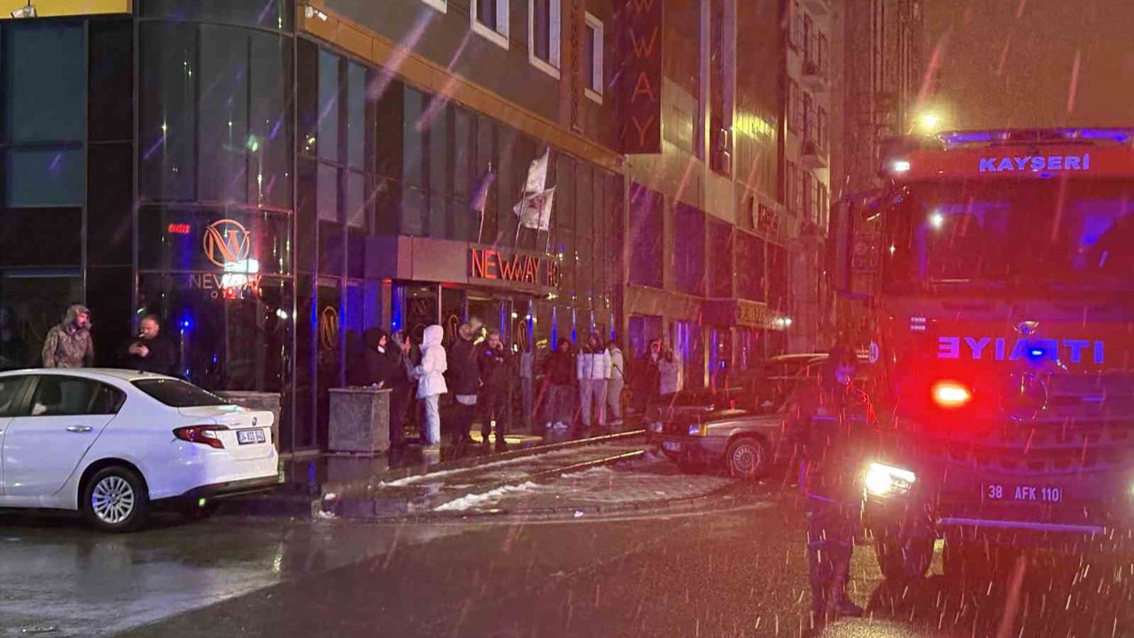 Otel bodrumunda çıkan yangın paniğe neden oldu
