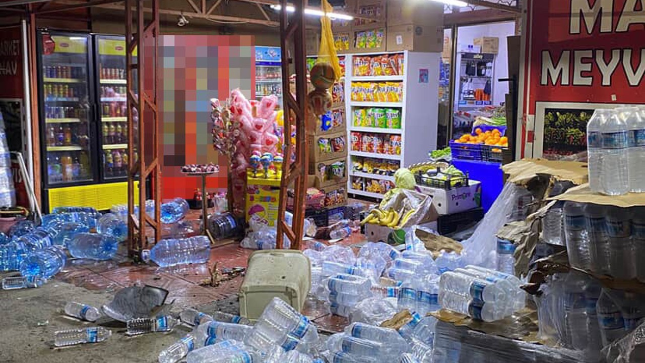 Arnavutköy’de kontrolden çıkan minibüs markete daldı: Olası facia ucuz atlatıldı
