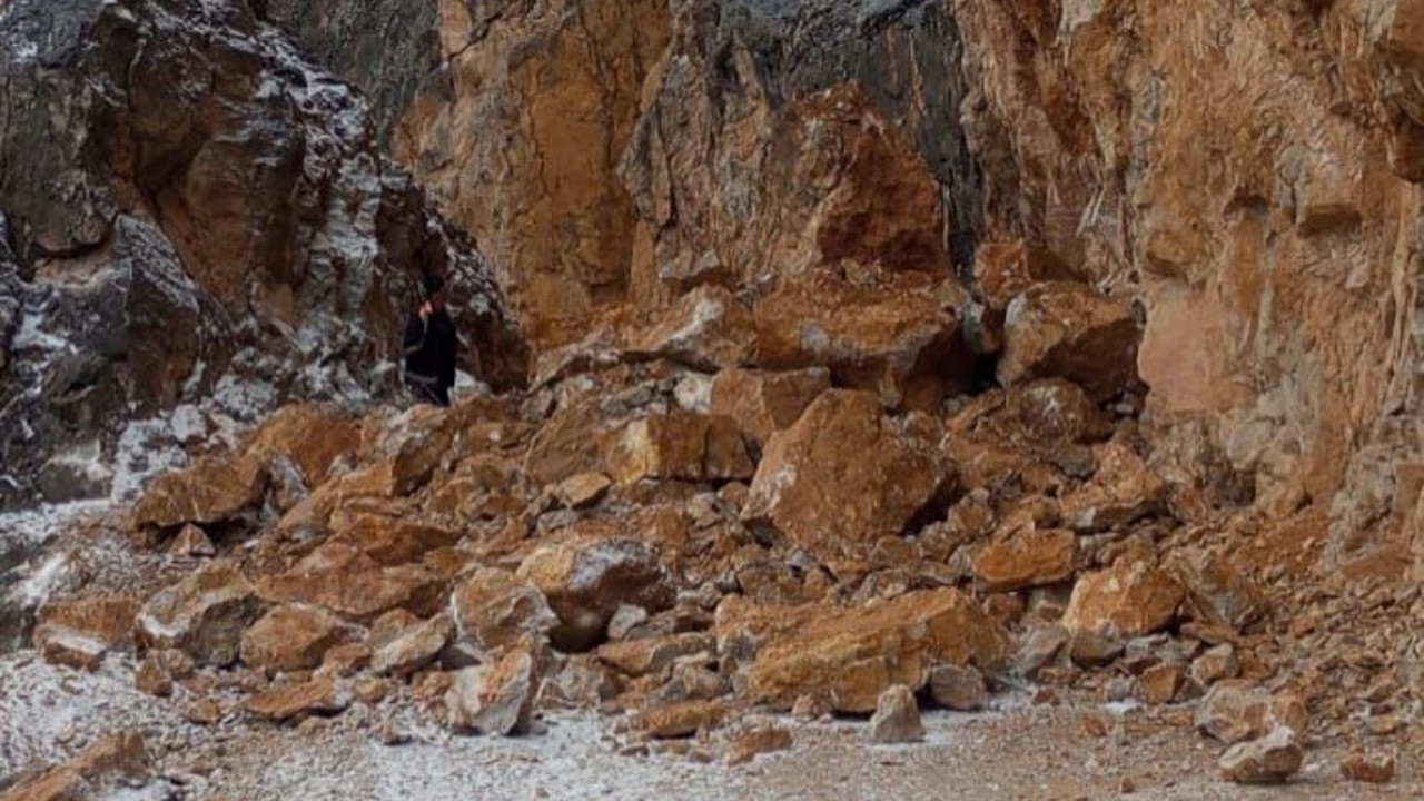 Kemaliye’de Taş Yolu geçici olarak trafiğe kapatıldı
