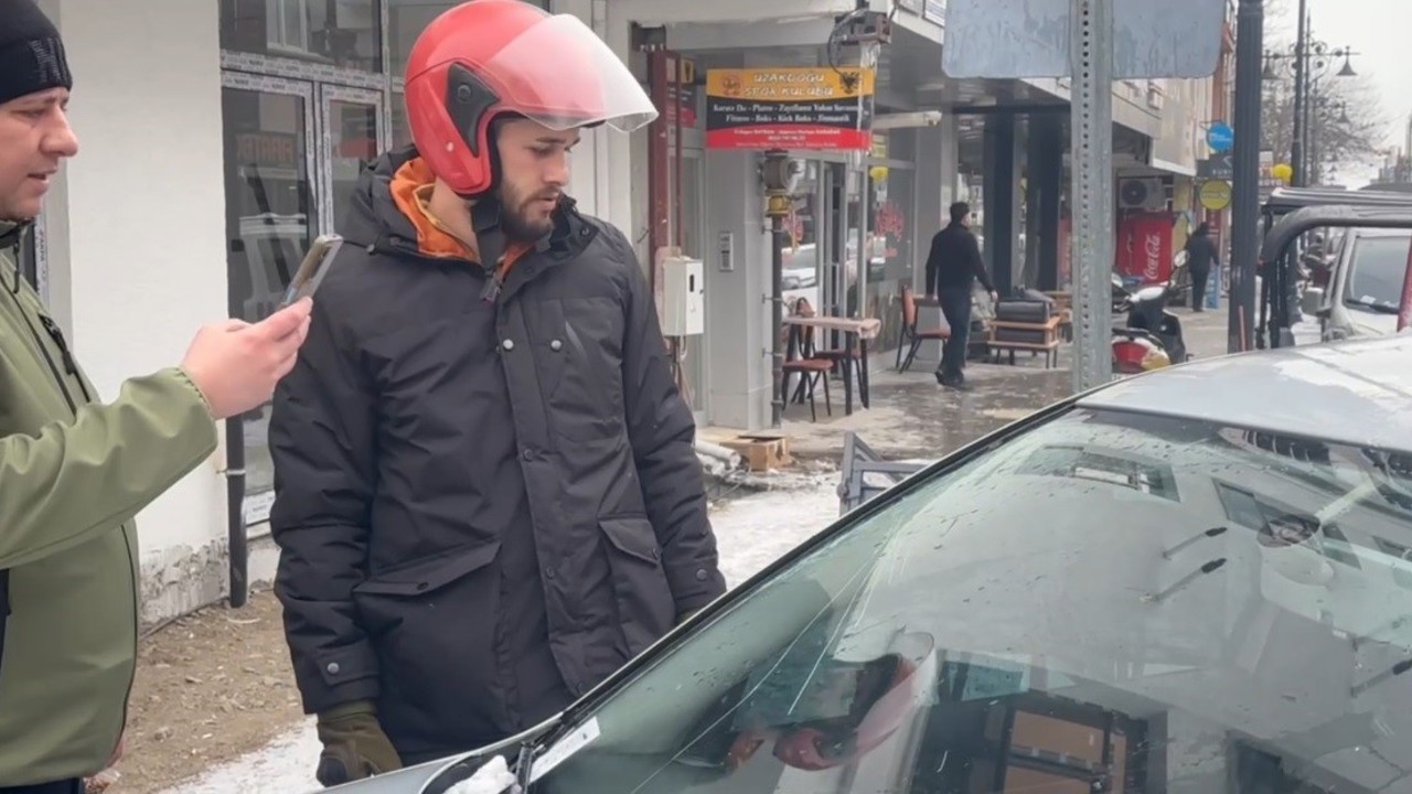 Erzincan’da su tahliye borusu park halindeki aracın üzerine düştü
