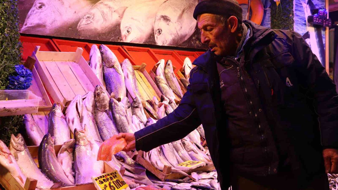 Soğuk havalar, balık tezgahlarını da vurdu
