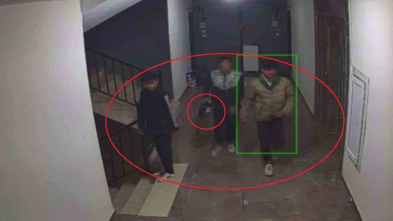 Daire önündeki ayakkabıları çaldılar
