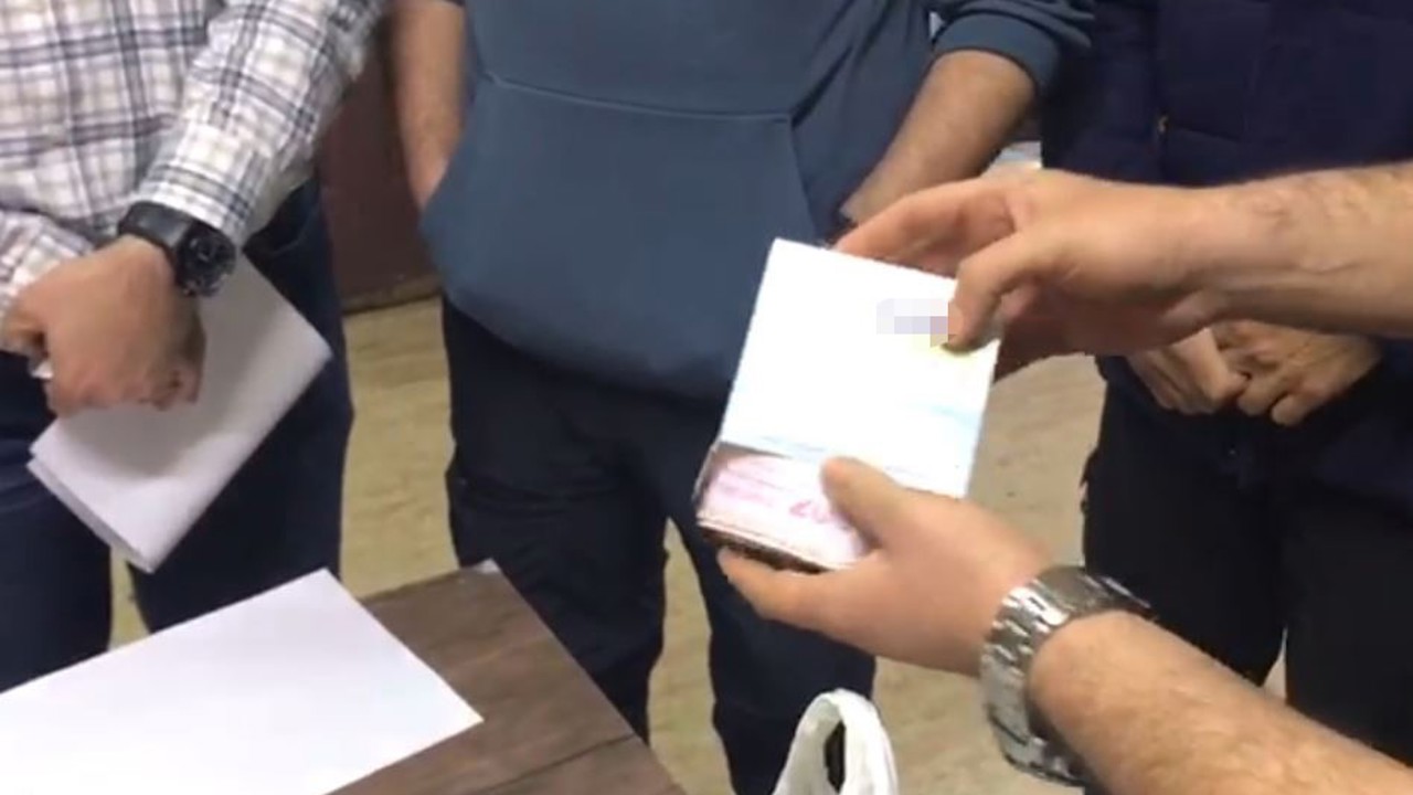 Sağlık çalışanı bulduğu parayı hasta yakınlarına teslim etti
