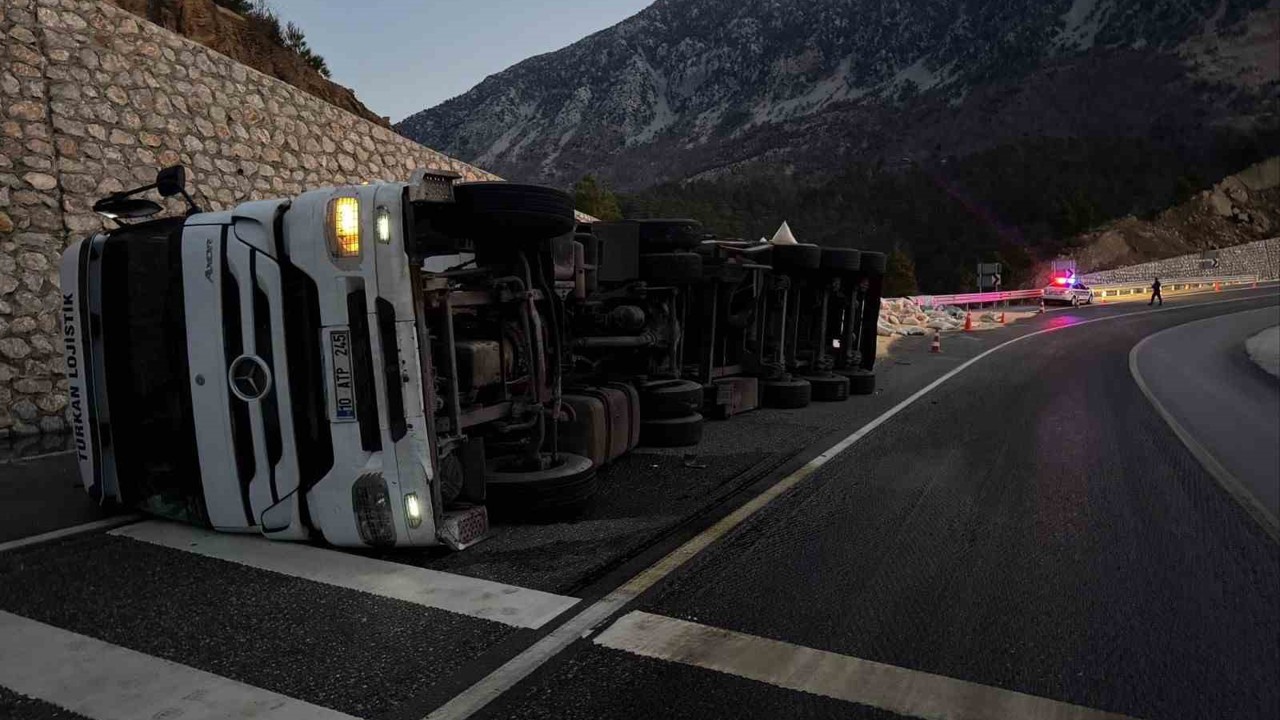 Karayolunda yem yüklü tır devrildi: 2 yaralı
