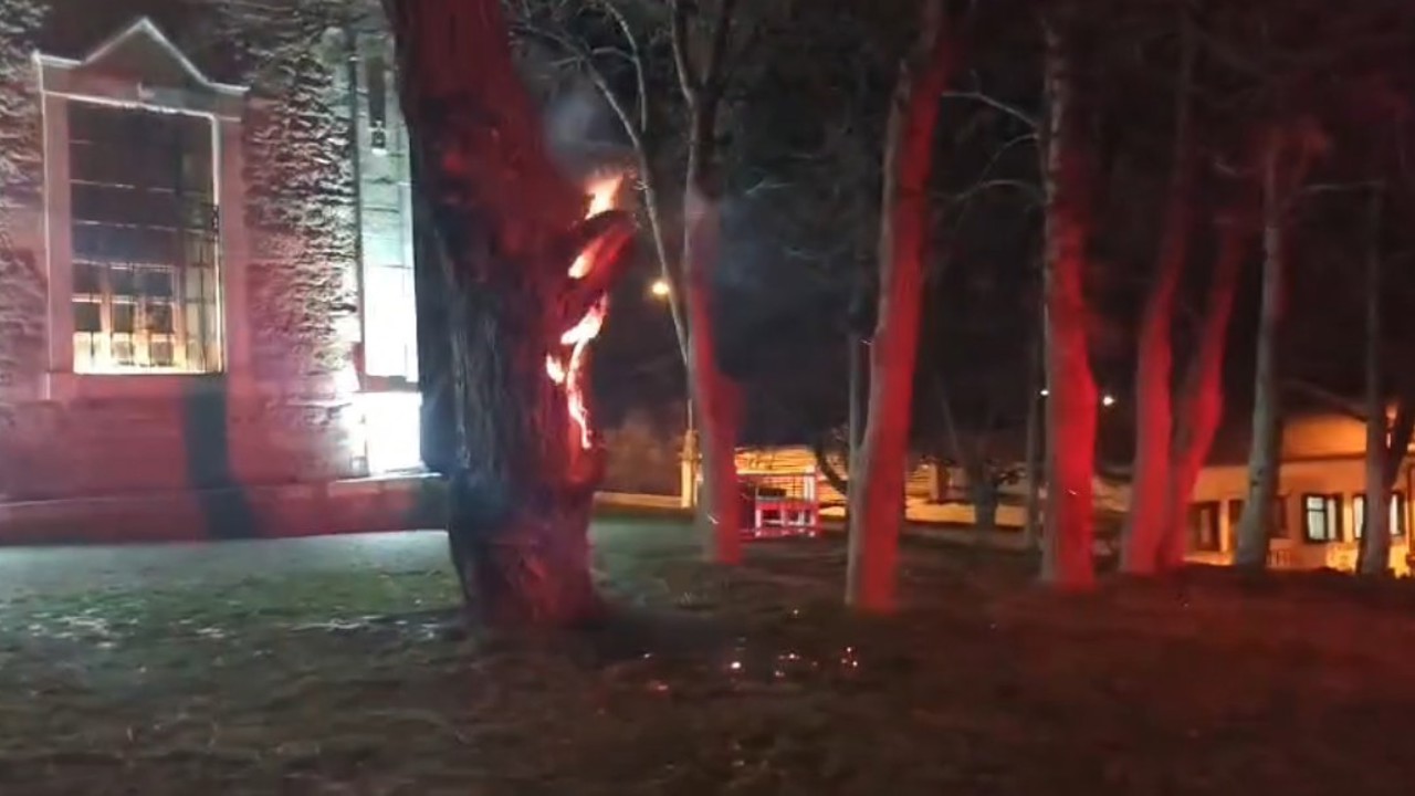 Sivrihisar Tarihi Ermeni Kilisesi önündeki tarihi ağaç ateşe verildi
