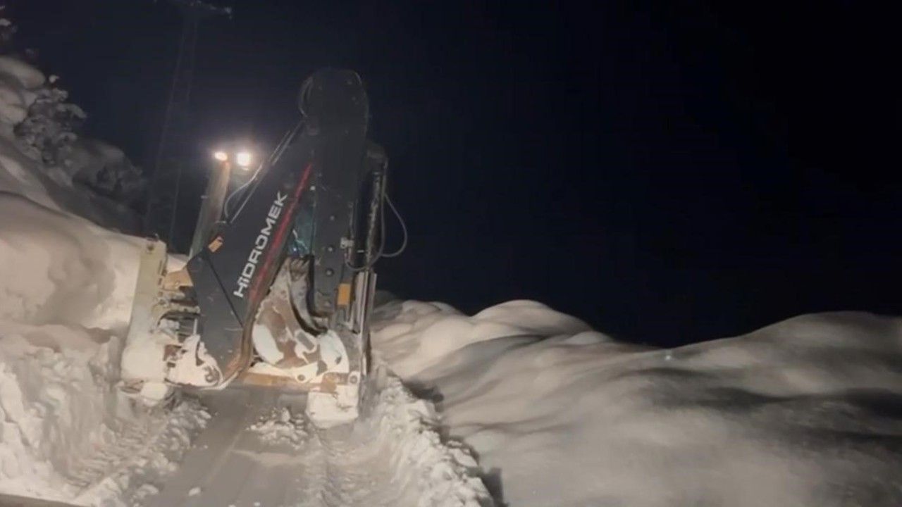 Karla mücadele ekipleri gece gündüz yol açıyor
