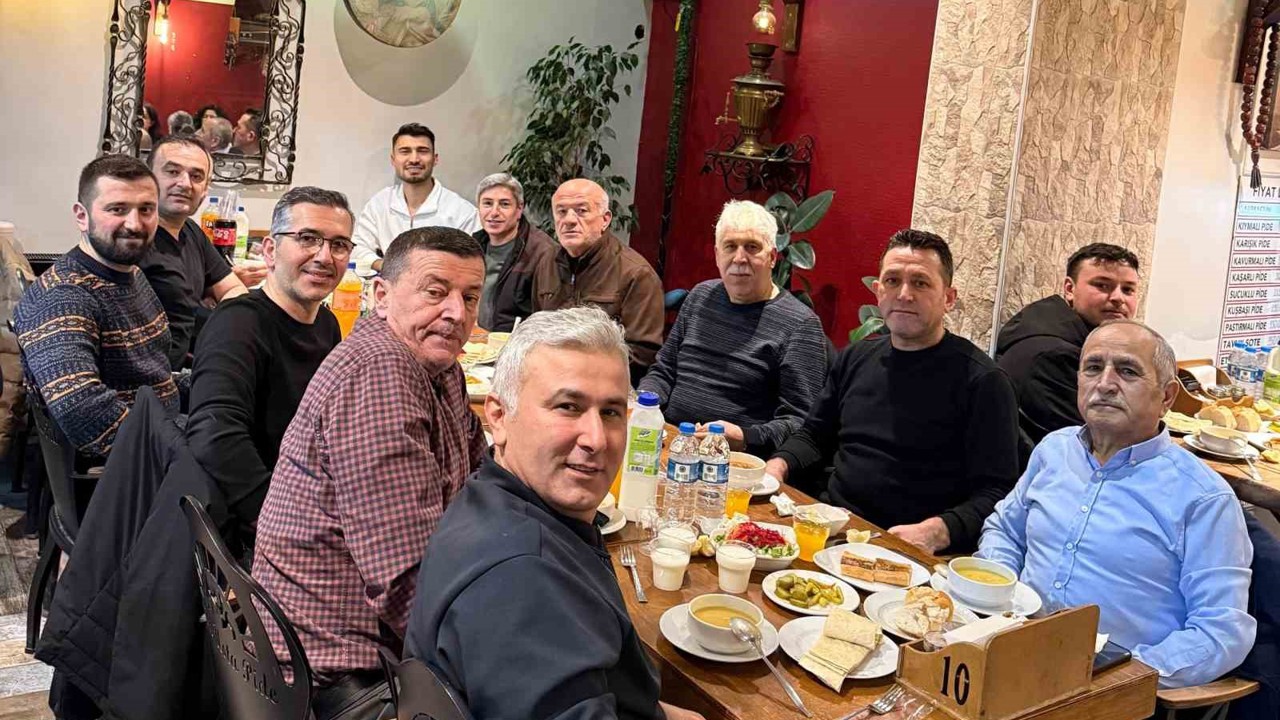 Mesai arkadaşlarından 40 yıllık sağlık çalışanına vefa
