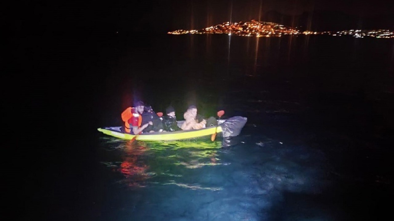 Kanoyla kaçarken yakalandılar
