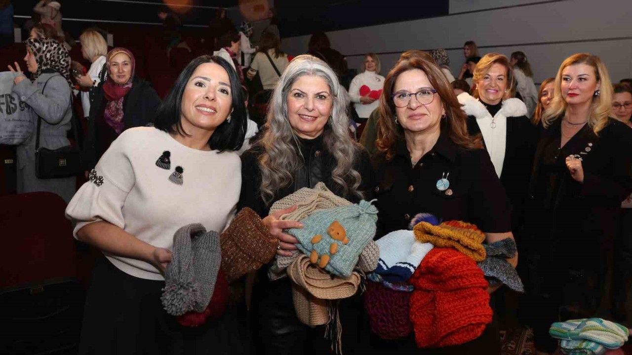 Bursa’da yüzlerce kadın aynı anda iyilik için ilmek attı
