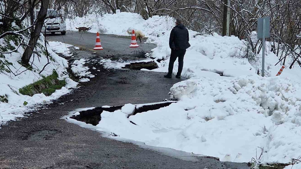 Kar yağışı sonrası mahalle yolu heyelana teslim oldu
