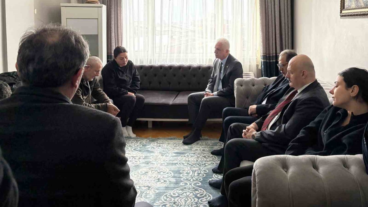 İstanbul Valisi Davut Gül, Güngören’de uğradığı bıçaklı saldırı sonucu hayatını kaybeden Atlas Çağlayan’ın ailesini ziyaret etti
