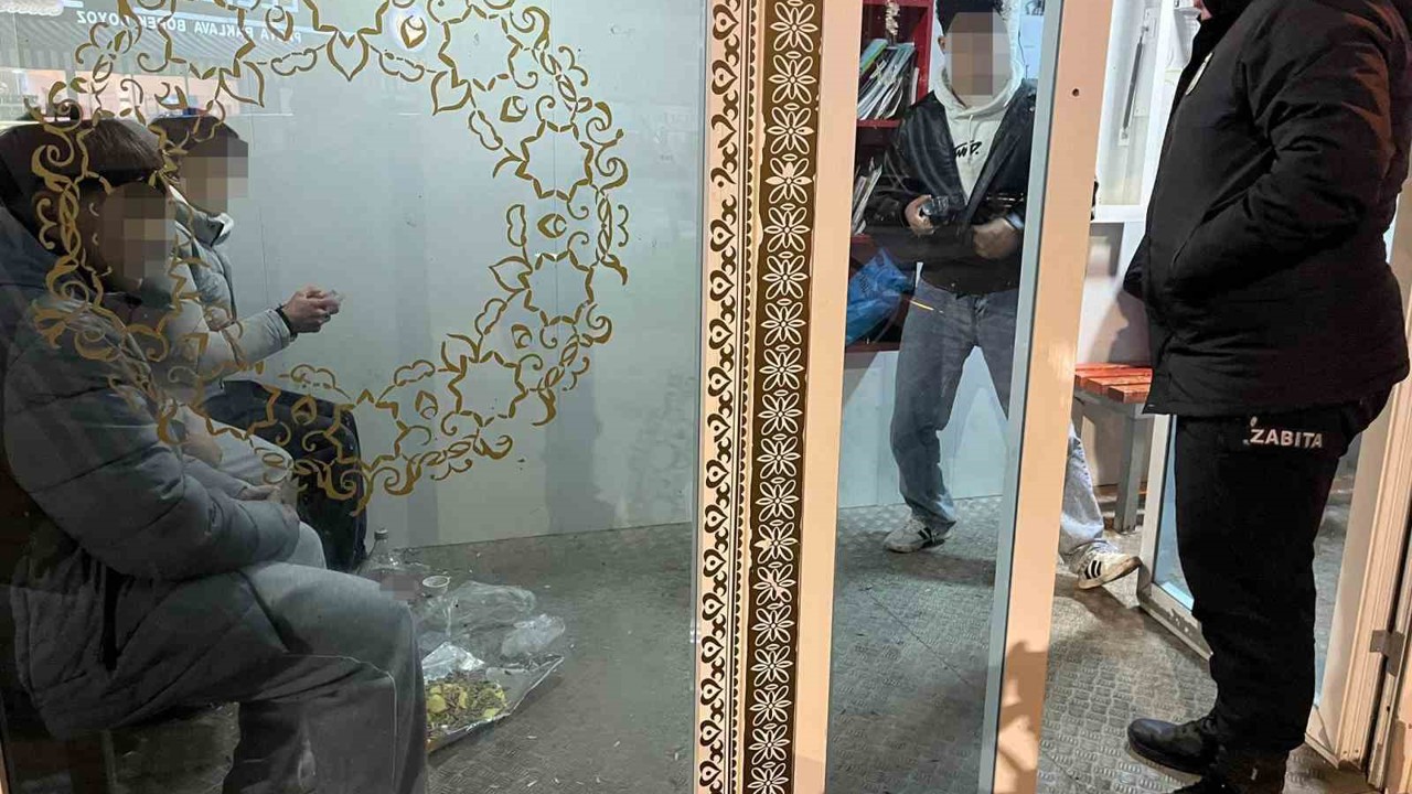 Minibüs durağını kirleten gençler hatalarını anlayınca yerleri temizlediler
