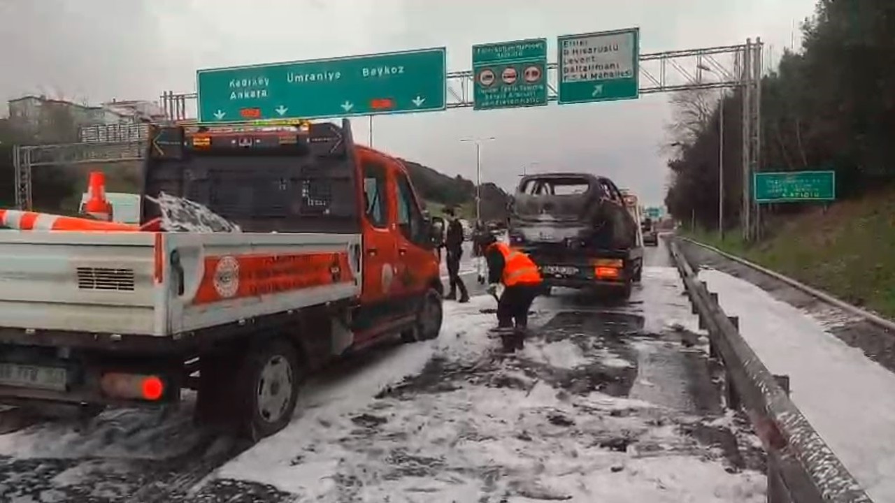Fatih Sultan Mehmet Köprüsü girişinde otomobil yangını: Alev topuna döndü
