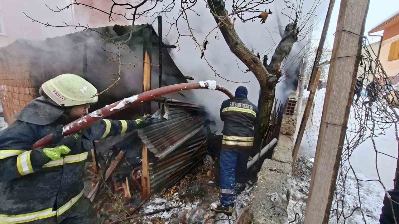 Bayburt’ta garaj ve depo olarak kullanılan alanda çıkan yangın söndürüldü
