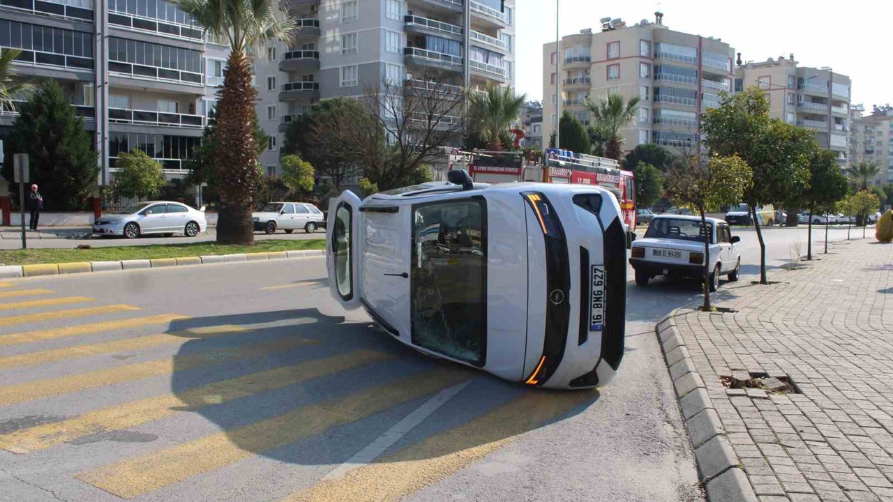 Otomobille çarpışan ticari araç yan yattı: 1 yaralı
