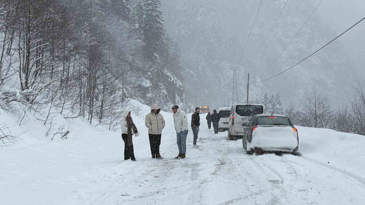 Trabzon-Bayburt karayolu Tilkibeli mevkiinde çığ
