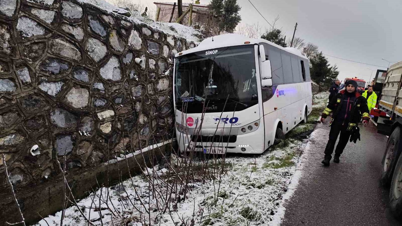 Yolcu midibüsü kazazede aileye çarptı: 1 ölü, 3 yaralı
