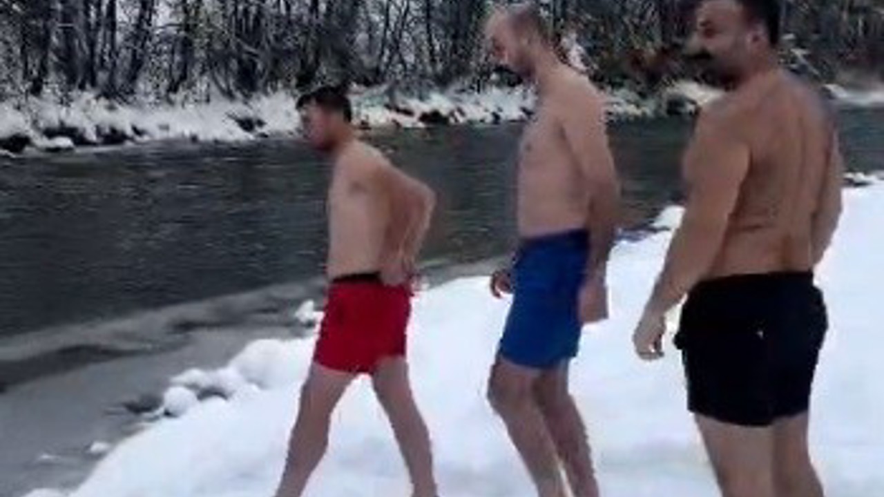 Karların arasından buz gibi nehre: Tunceli’de 3 arkadaş soğuğa meydan okudu
