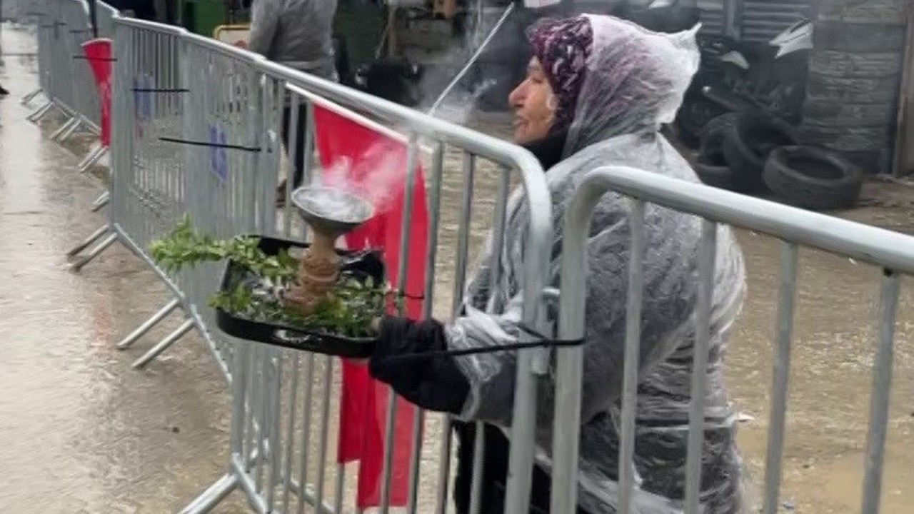 Slogan atmak isterken kendini yakan kadın, ‘abla yanıyorsun’ uyarısına aldırış etmedi
