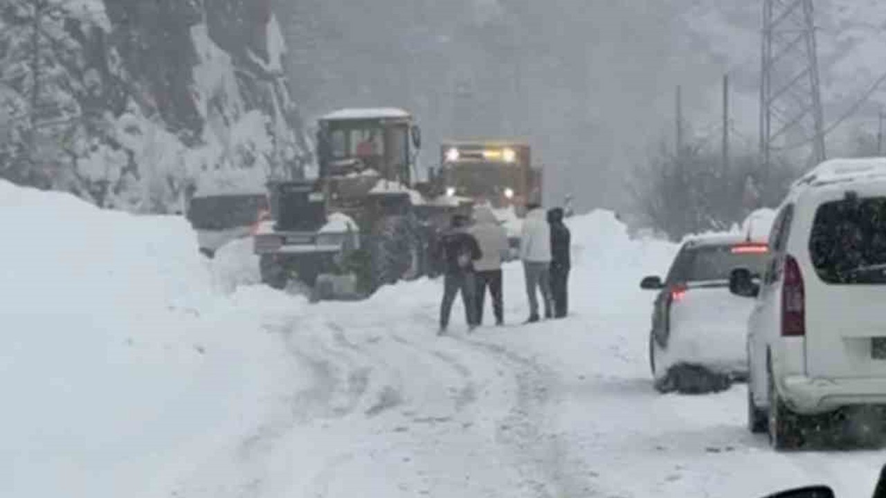 Çığ nedeniyle ulaşıma kapanan Trabzon-Bayburt karayolu kontrollü olarak ulaşıma açıldı
