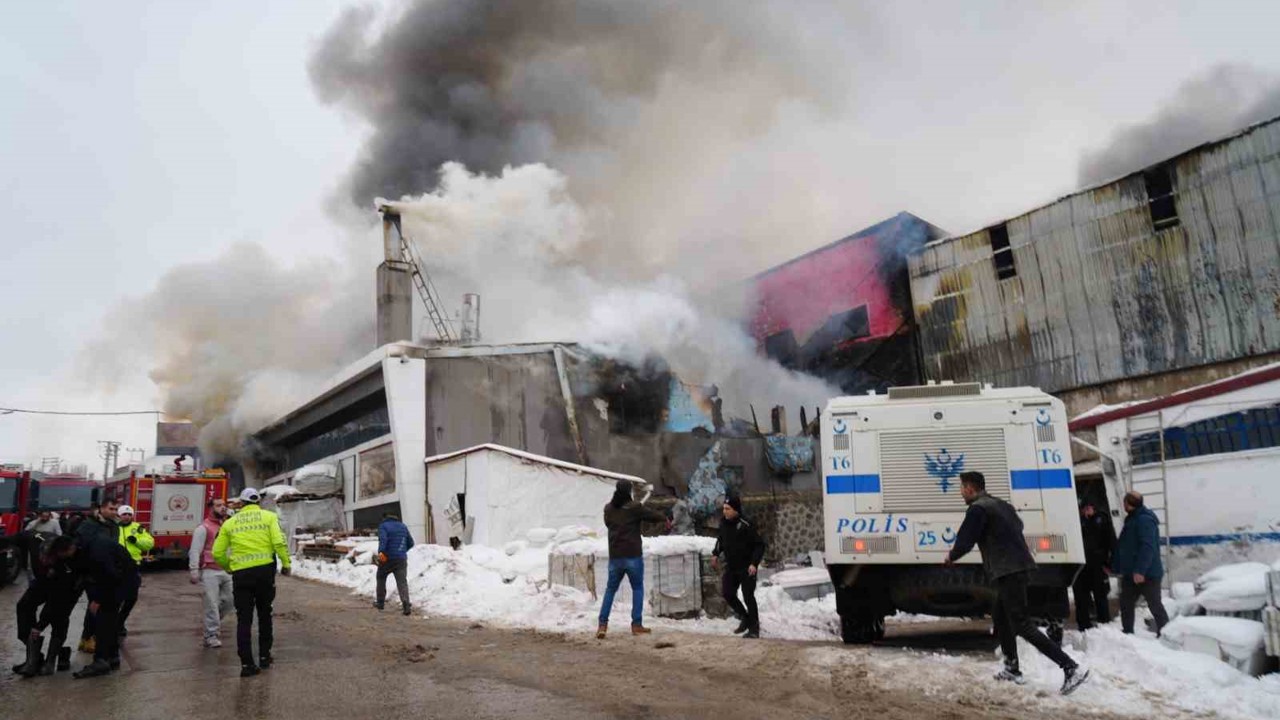 Erzurum’daki mobilya üretimi yapan iş yerinde çıkan yangın öncesi meydana gelen patlama güvenlik kamerasında
