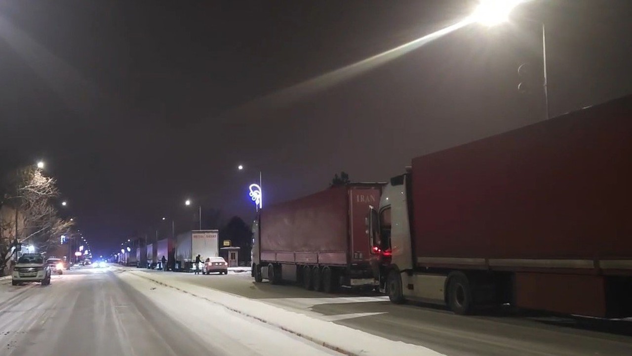 Erzincan-Sivas karayolu çığ nedeniyle bir süre ulaşıma kapandı
